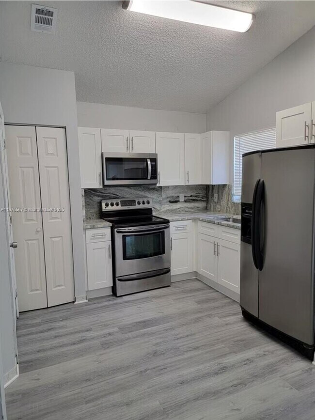 Foto del edificio - 3621 NW 193rd St