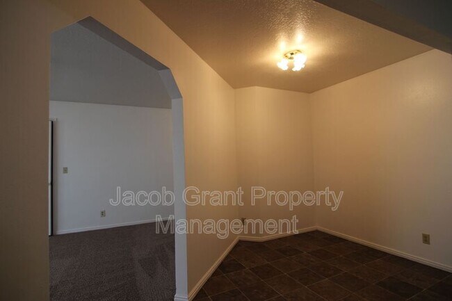 Building Photo - 627 Hoopes Ave