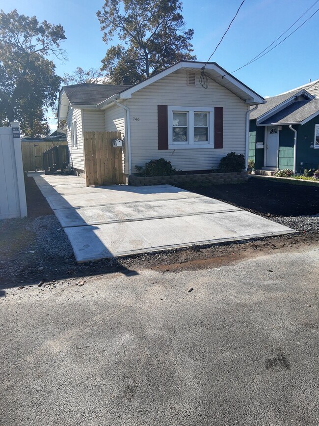 Building Photo - 746 Hilltop Ave