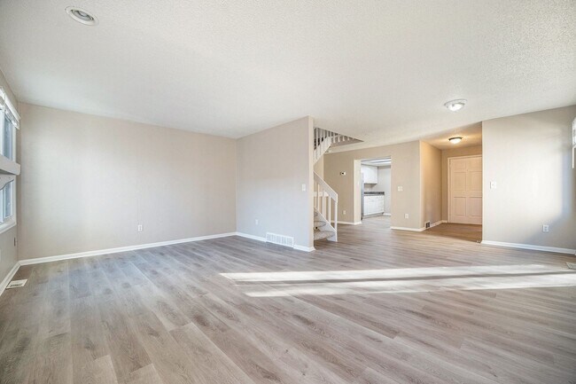 Foto del edificio - Newly Updates 4-Bedroom, 4-Bathroom Townhouse Available Immediately