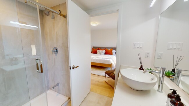 Photo du bâtiment - Luxury Rental: Rooftop Oasis & Serene Cons...
