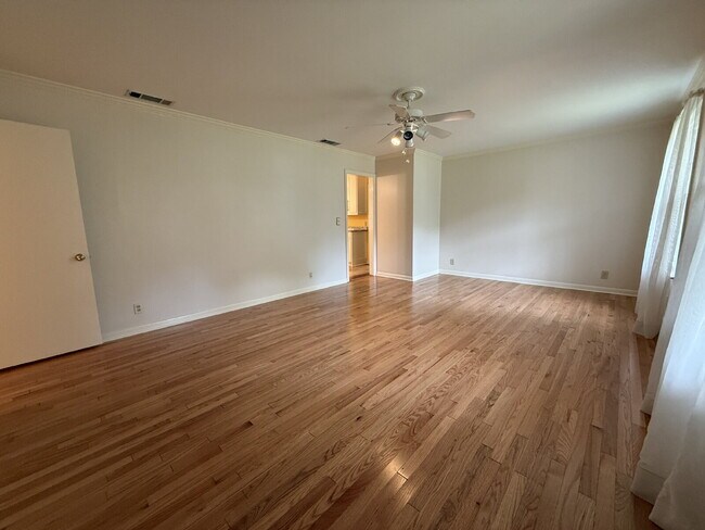 Foto del edificio - Modern Comforts with Granite & Hardwood Finishes!" 3 Bedroom 2 bath home.