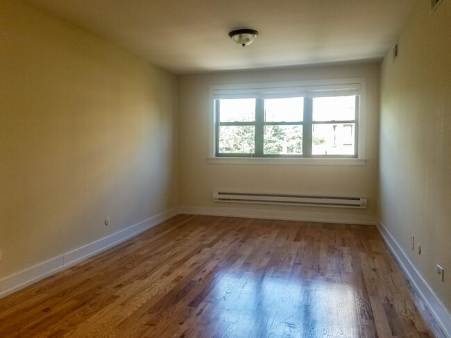 Building Photo - 555 W Arlington Pl