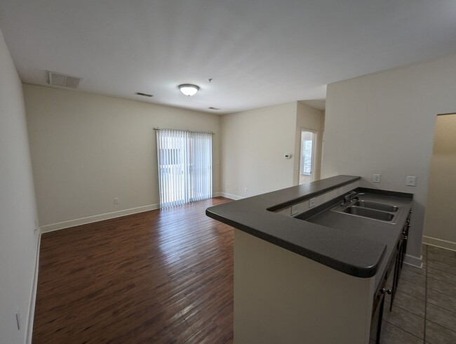 Building Photo - AVAILABLE NOW- 1-Bed/1-bath in Lenox Village