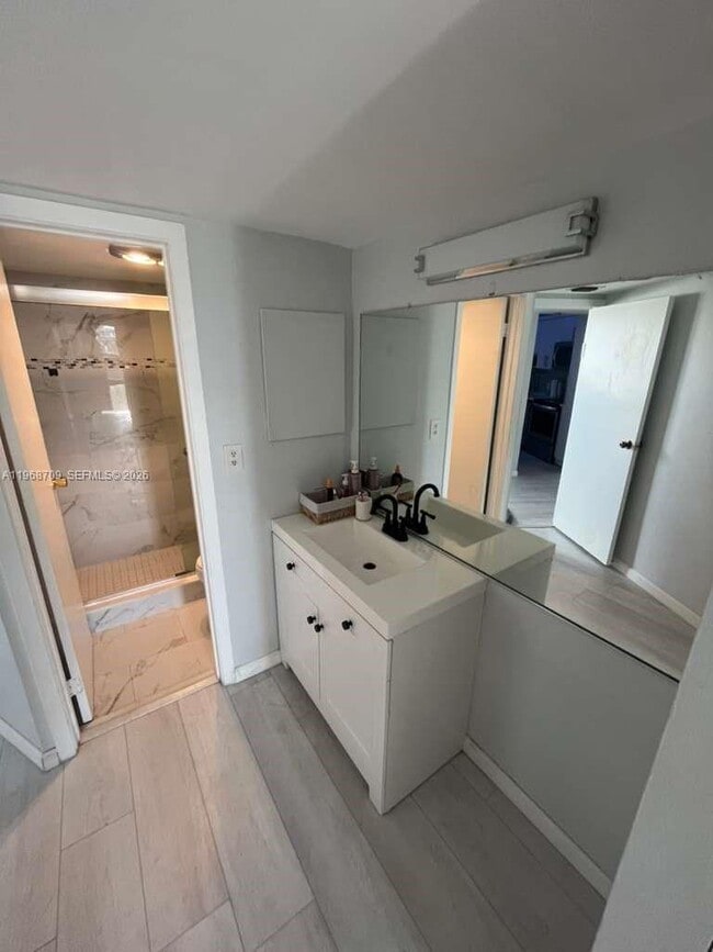 Foto del edificio - 3475 N Country Club Dr