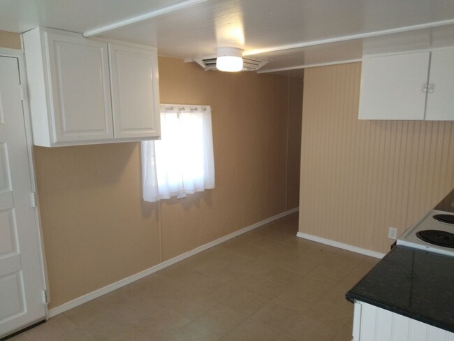 Building Photo - 3 Bed / 2 Bath + 1 bed / 1 bath Casita & w...