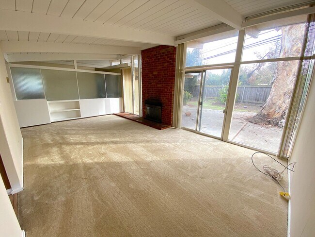 Building Photo - Spacious 5 Bed 2.5 Bath Home Fairmeadow Pa...