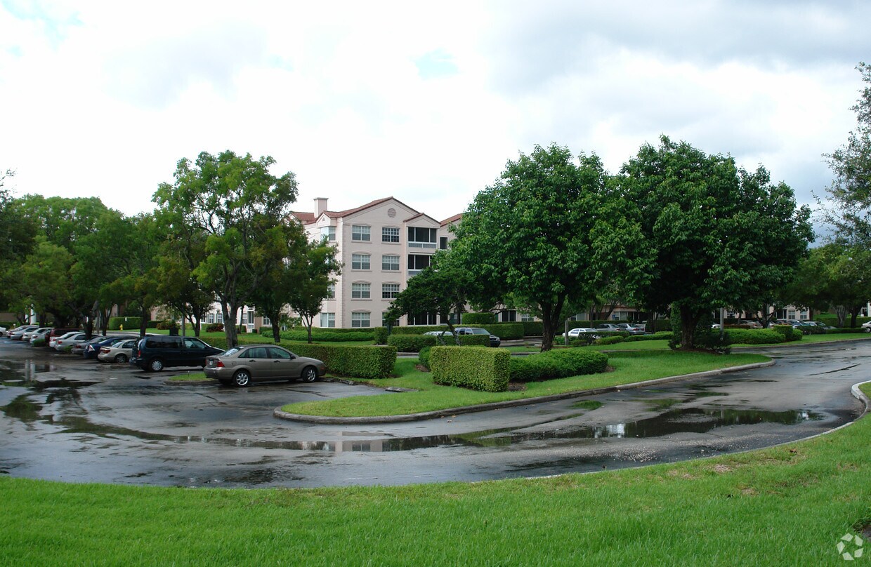 Jacaranda Heights Apartments in Fort Lauderdale, FL