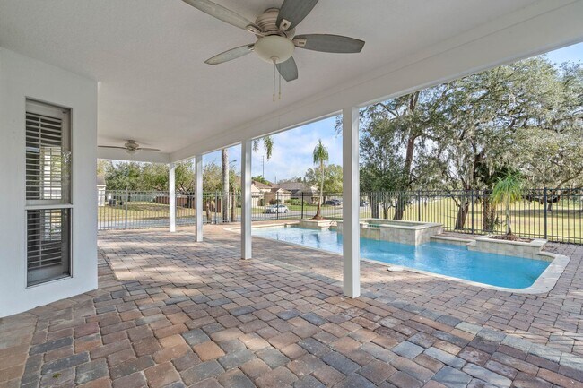 Foto del edificio - HUNTINGTON POINTE - 4 bd • 2.5 ba • 2,142 ...