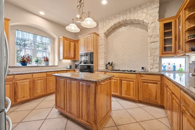 Building Photo - Stunning Executive Home Minutes from The D...