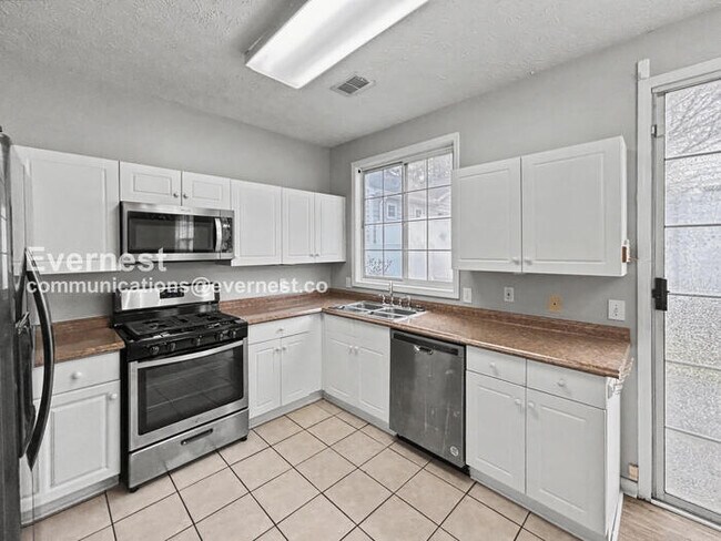 Foto del edificio - 3 Bed, 2 Bath Home with Garage / Available Soon!