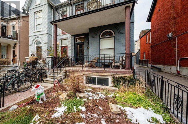 Building Photo - 66 Mackenzie Crescent
