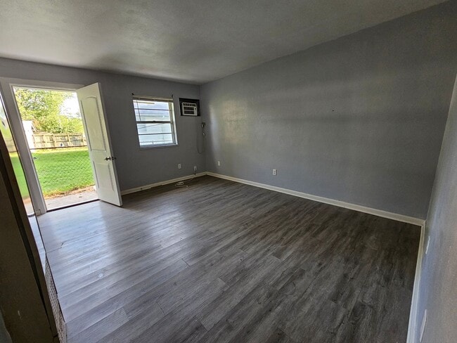 Building Photo - Hall Street