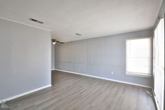 Foto del edificio - COMPLETE RENOVATION!  3 BED, 2 BATH, 1 car...