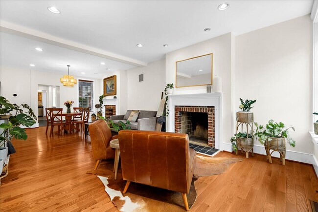 Foto del edificio - 656 Washington Blvd