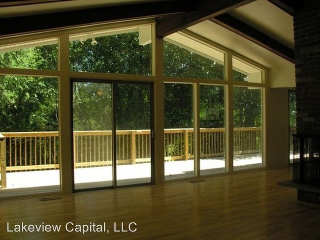 Building Photo - 132 Lakeview Dr