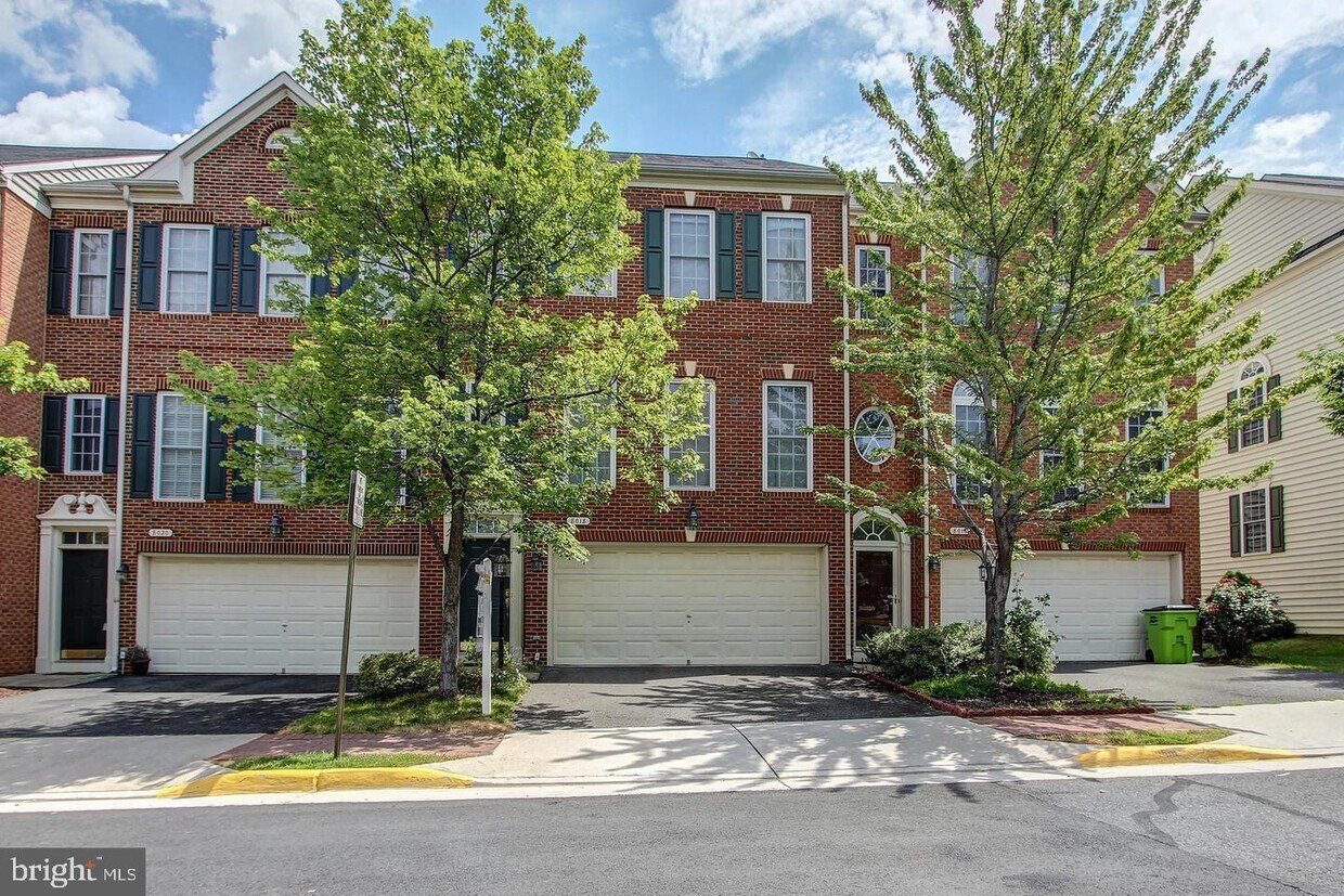 8018 Samuel Wallis St, Lorton, VA 22079 Townhome Rentals in Lorton VA