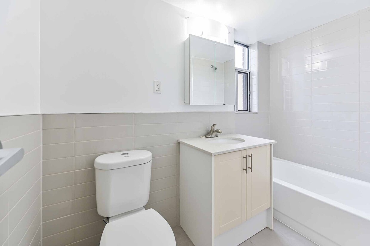 Building Photo - 250 St George St