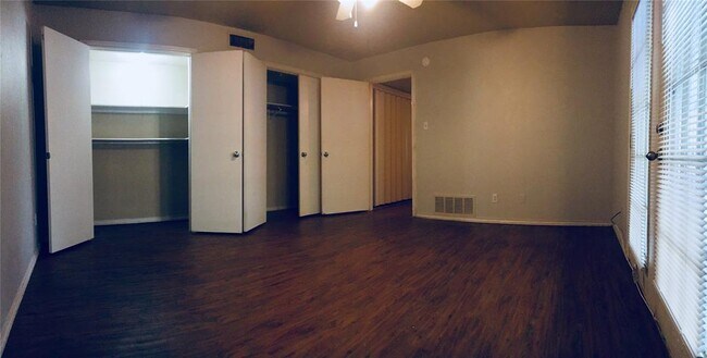 Building Photo - 734 Londonderry Ln