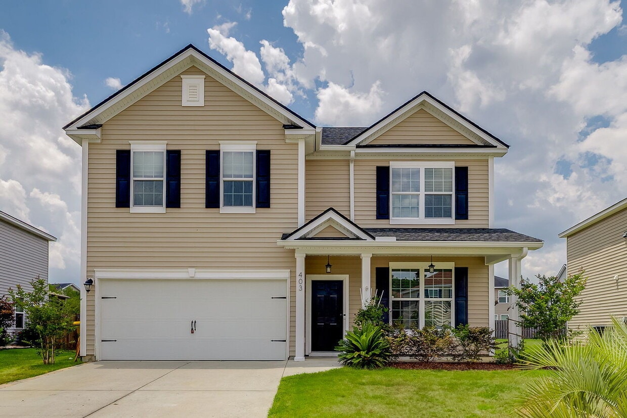 Primary Photo - Spacious & Convenient