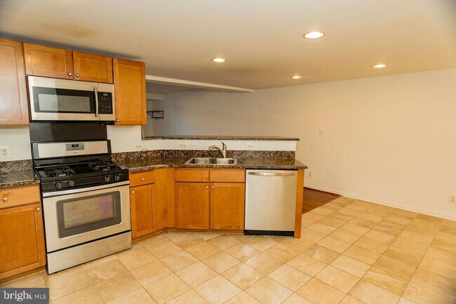 Building Photo - 1223 N Van Dorn St