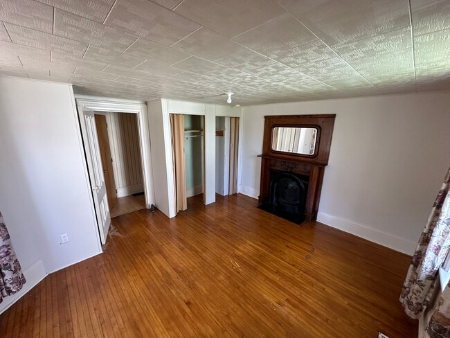 Building Photo - 409 Pleasant St