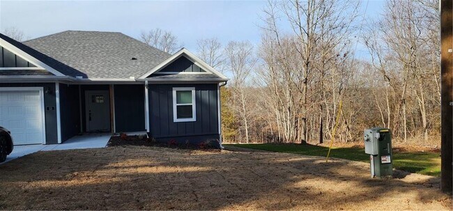 Building Photo - 33 Sandridge Dr