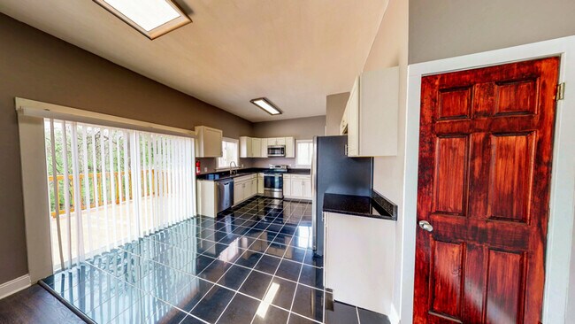 Kitchen - 928 E Colvin St