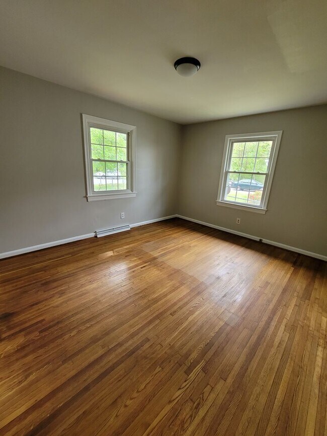 Building Photo - Adorable 3 BR Ranch.  Hardwoods throughout!