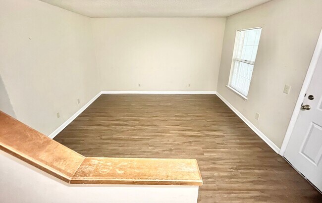 Building Photo - Lakewood Commons B205