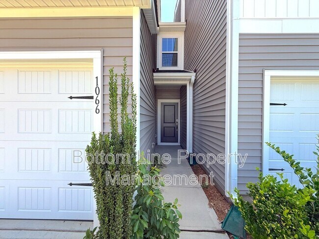 Foto del edificio - 1066 Plumcrest Dr