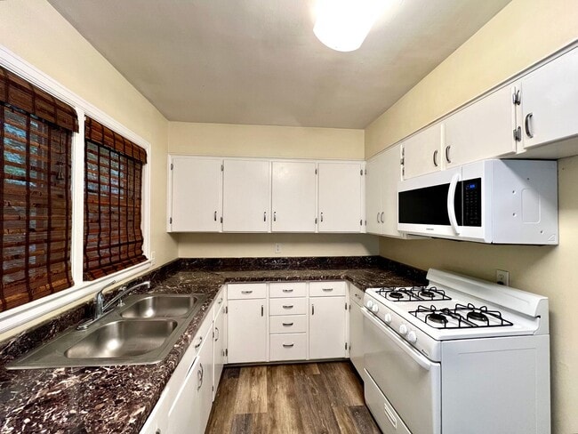 Building Photo - Centrally Located Single Famliy Home!