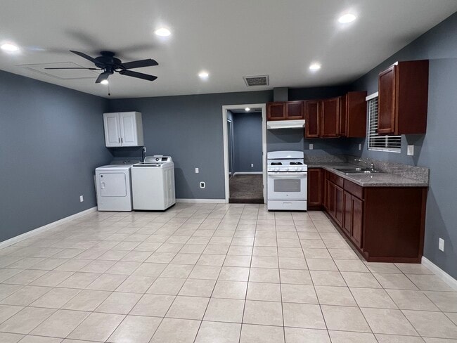 Building Photo - 15612 Ermanita Ave