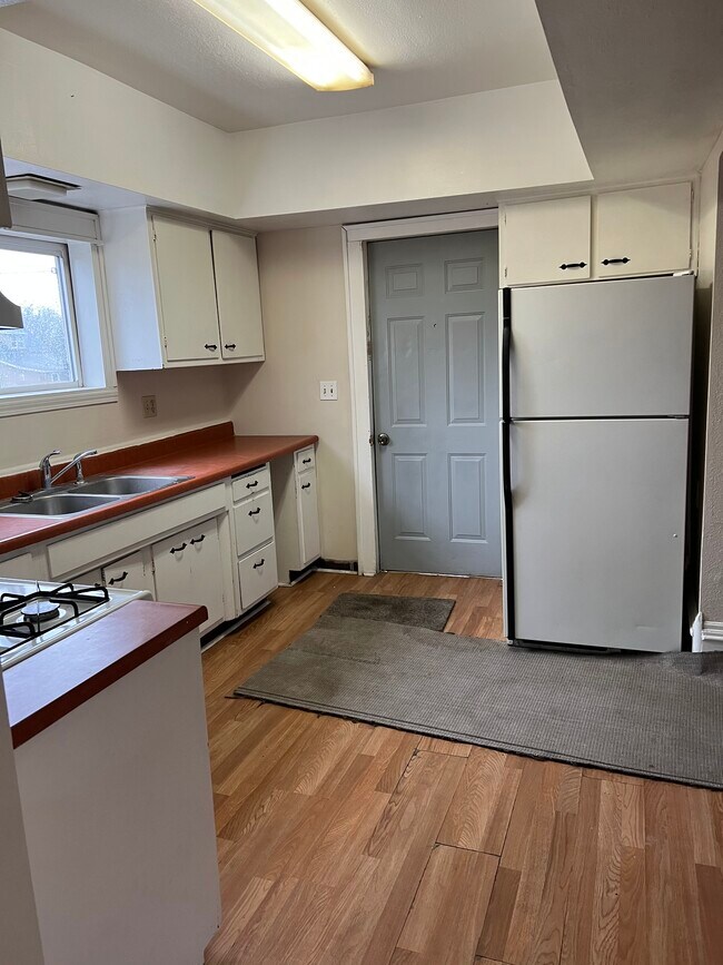 Kitchen - 506 N Cochran Ave