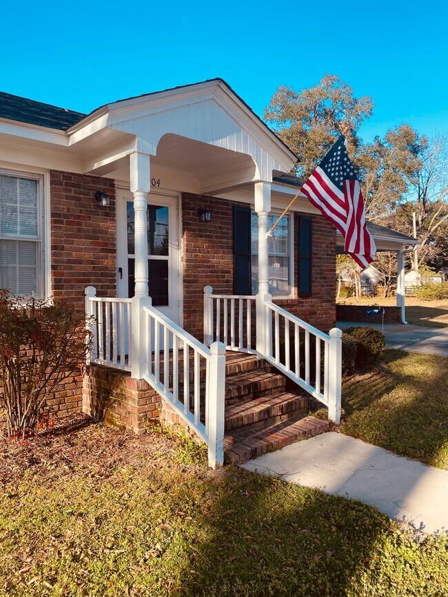 Building Photo - IMMACULATE & FULL OF CHARM! 3 Bedroom/ 2 B...
