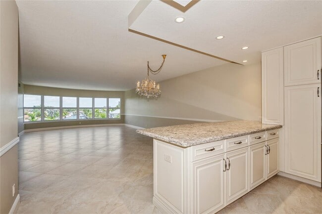 Building Photo - 5100 Bayview Dr