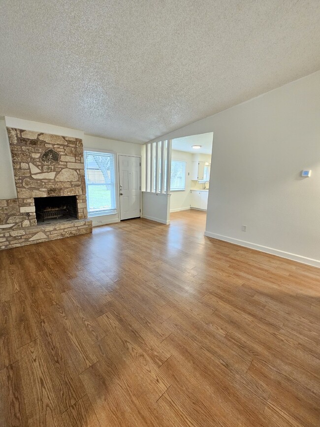 Building Photo - Charming 4-Bedroom Retreat with Cozy Fireplace in Vibrant Austin Neighborhood!