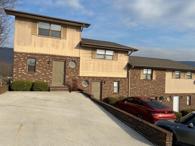 Building Photo - 435 Hillside Dr