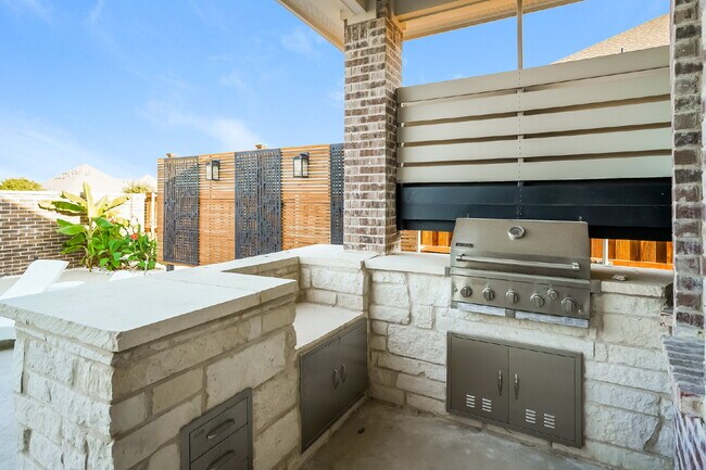 Foto del edificio - COMING SEPTEMBER - Spectacular Mansfield Retreat with Pool & Outdoor Kitchen!
