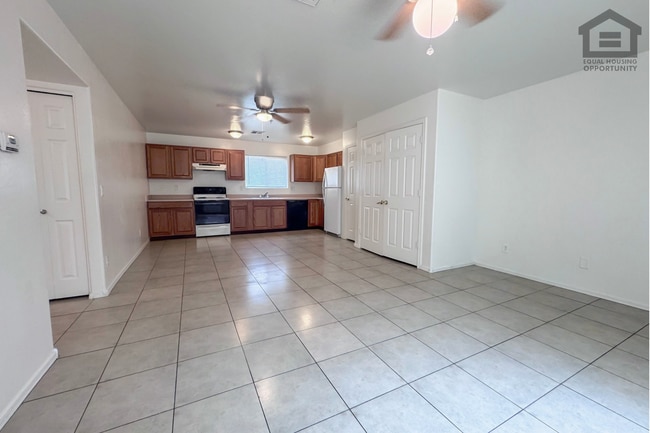 Building Photo - 2 Bed/1 bath Downstairs Apartment at 40th St/Bell Rd