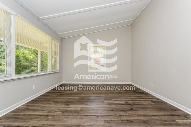 Foto del edificio - 2143 Snellings Dr