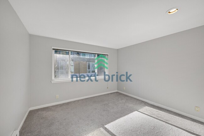 Building Photo - Welcome to this beautifully updated 2-bedroom, 1-bath apartment located in the heart of Queen Anne