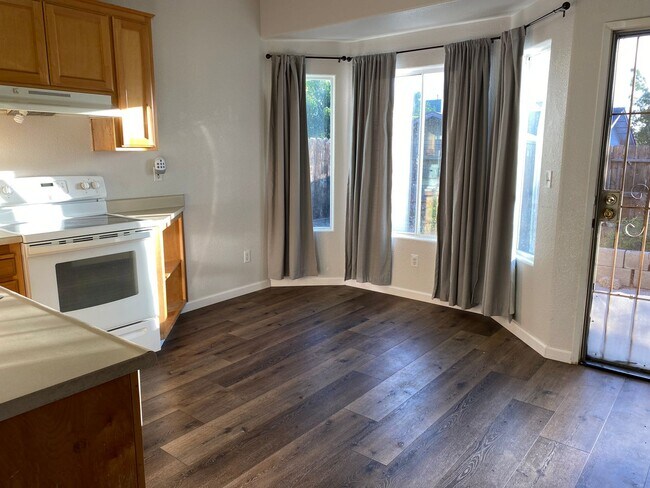 Foto del edificio - Large 4 bedroom 2 bath home FOR RENT!