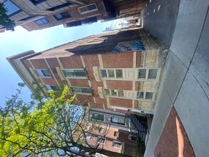 Building Photo - 347 W Dickens Ave