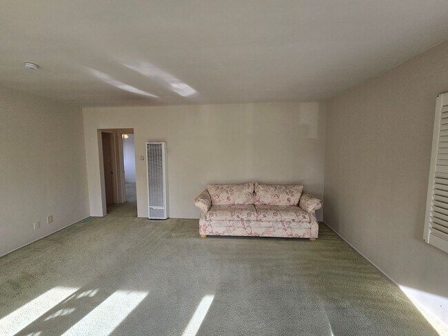 Foto del edificio - Classic 3 Bed, 2 Bath Home on Large Lot