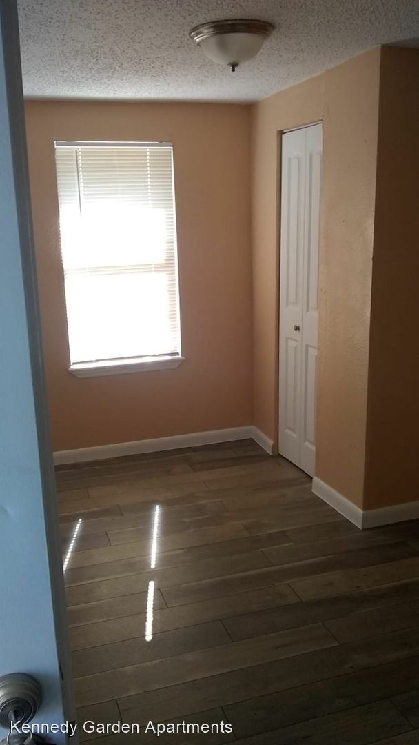 Building Photo - 3 br, 1 bath House - 1017 Pine St.