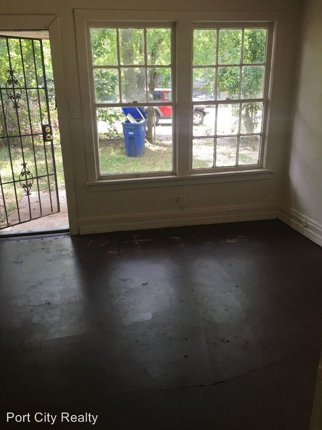 Foto del edificio - 2 br, 1 bath House - 620 W. 72nd St.