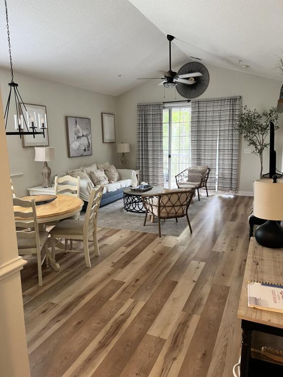 Foto principal - 6015 Catalina Dr