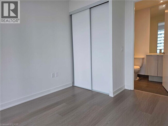 Photo du bâtiment - 448 Burnhamthorpe Rd W