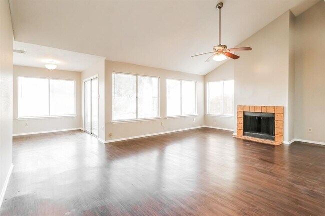 Foto del edificio - 12631 Day Hollow Ln